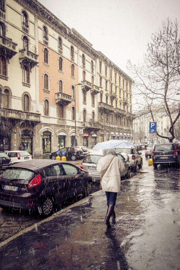 Persona Caminando bajo la Lluvia, Madrid, España,...