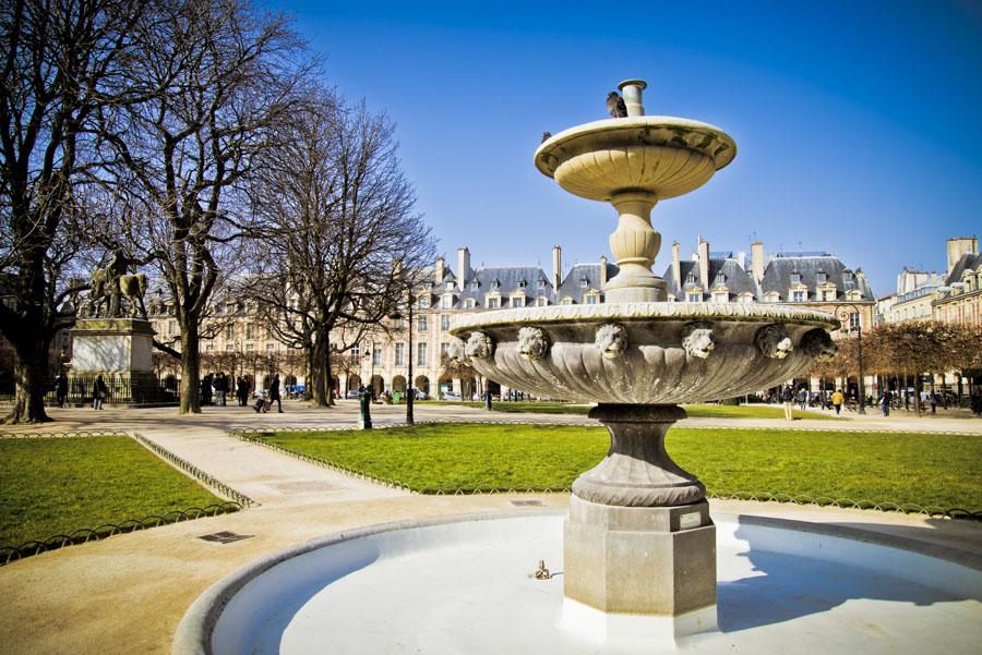 Plaza de los Vosgos, Palacio Real, Paris, Francia,...