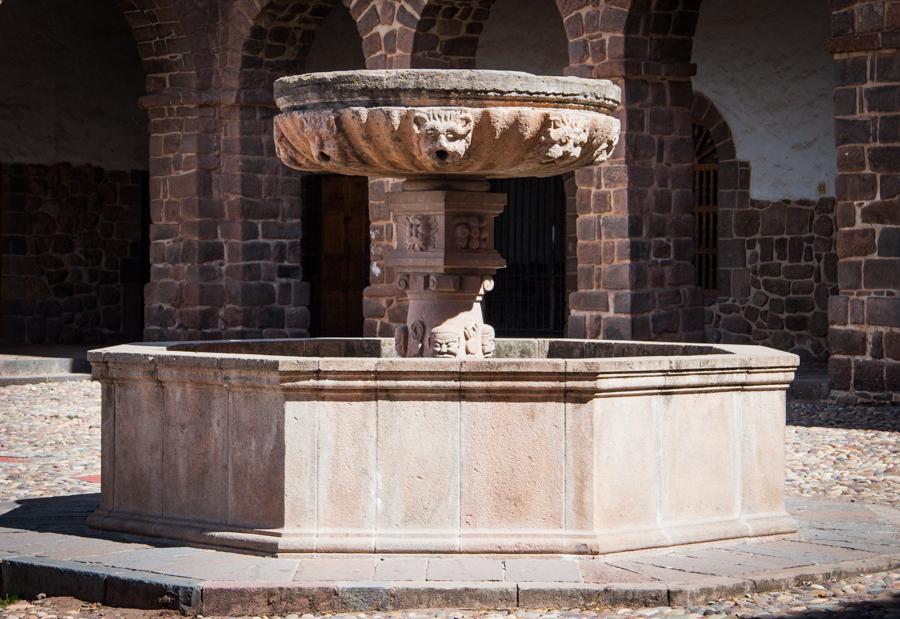 Fuente en la Plaza San Francisco, Peru, Cuzco, Cus...