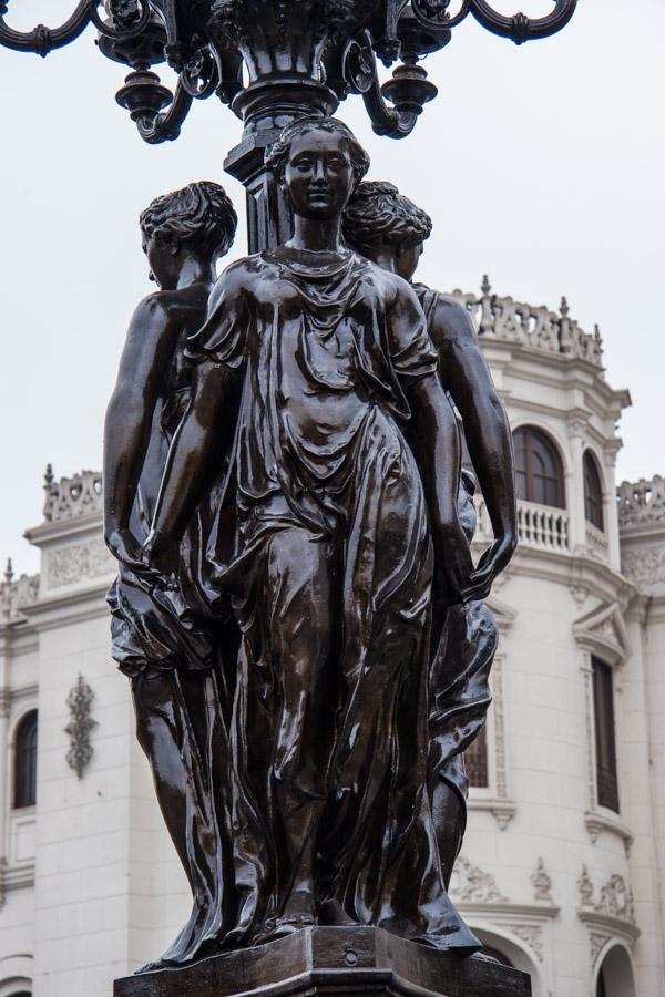 Estatuas en la Plaza San Martin, Lima, Peru, Sur A...