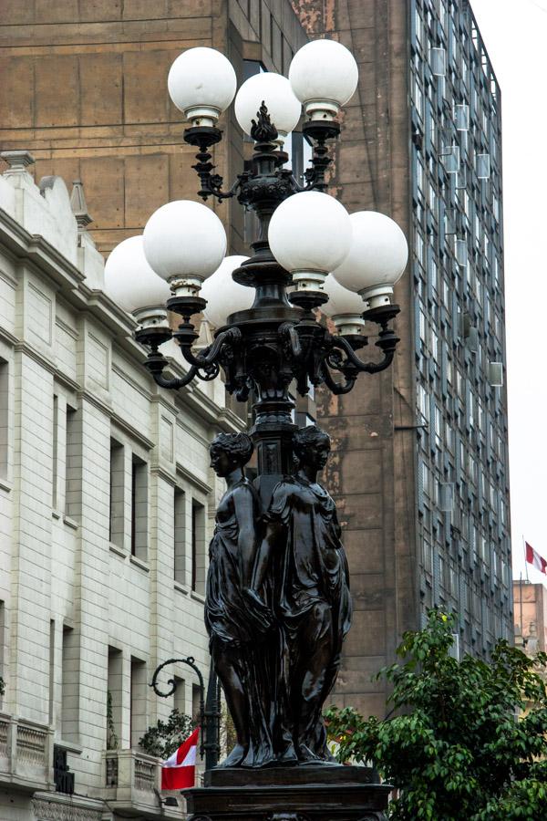 Estatuas en la Plaza San Martin, Lima, Peru, Sur A...