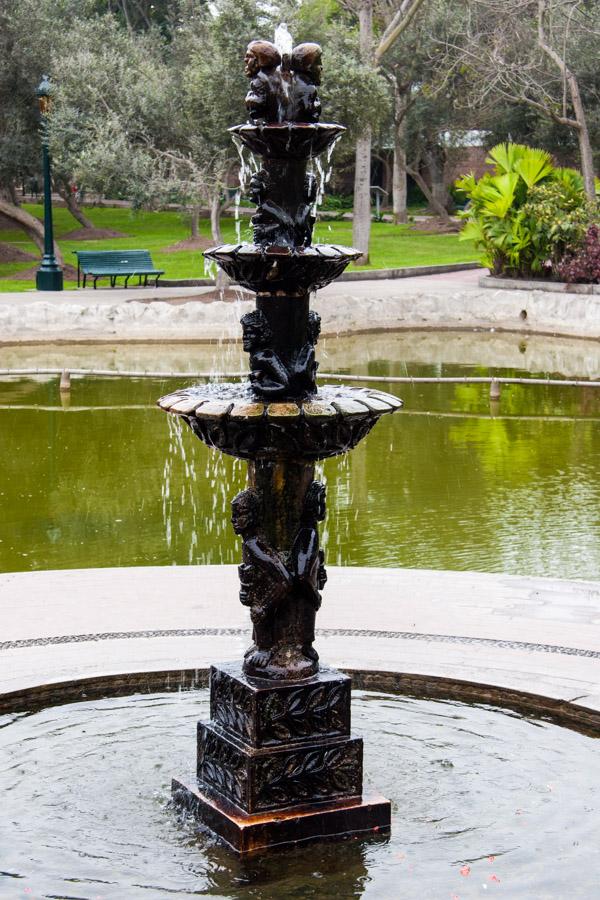 Fuente del Parque Central - Pintores, Miraflores, ...