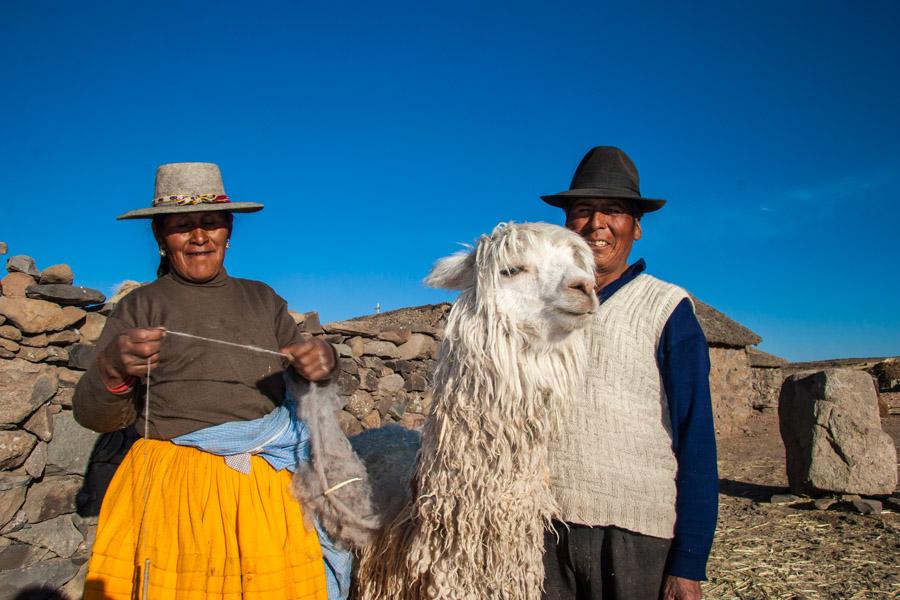 Pareja de Indigenas con Alpaca Departamento del Pu...