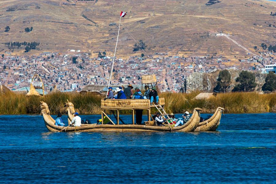 Embarcacion Indigena de la Comunidad Uros, Lago Ti...