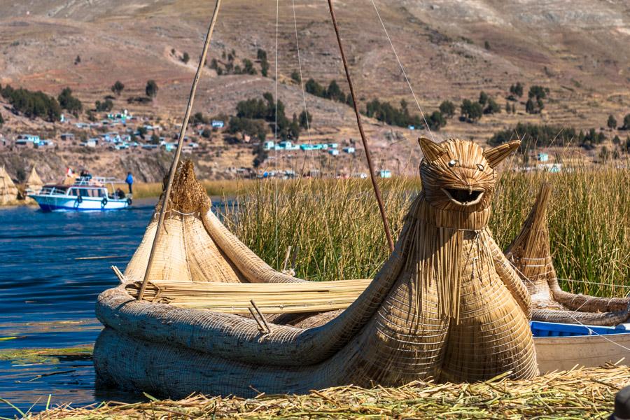 Embarcacion Indigena de la Comunidad Uros, Lago Ti...