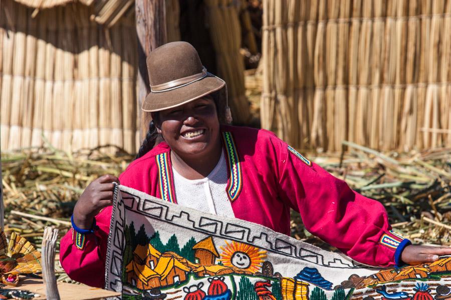 Indigena Artesana de la Comunidad Uros lago Titica...