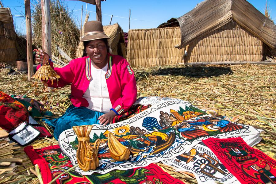 Indigena Artesana de la Comunidad Uros lago Titica...