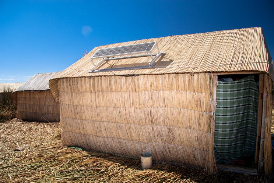 Casa Indigenas Hechas en Totora, Comunidad Uros, L...