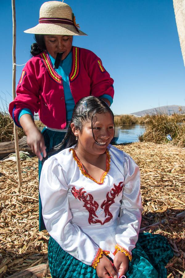 Mujeres Indigenas de la Comunidad Uros lago Titica...