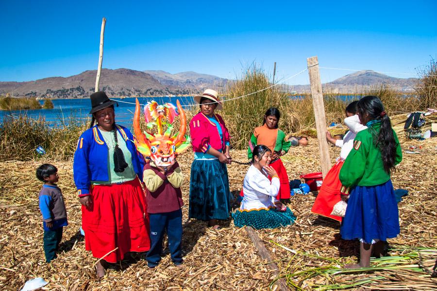 Grupo de Indigenas de la Comunidad Uros lago Titic...