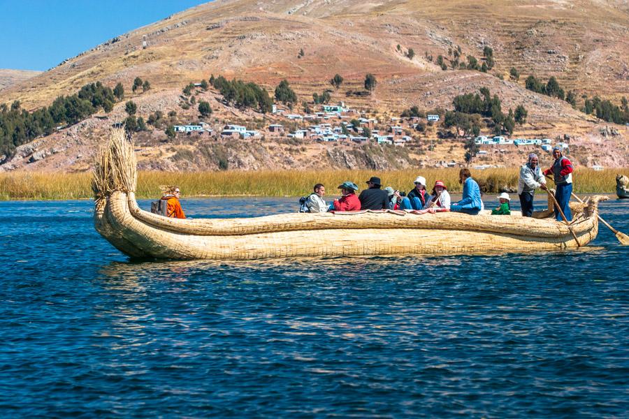 Embarcacion Indigena de la Comunidad Uros, Lago Ti...