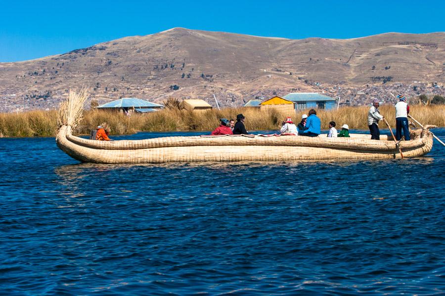 Embarcacion Indigena de la Comunidad Uros, Lago Ti...