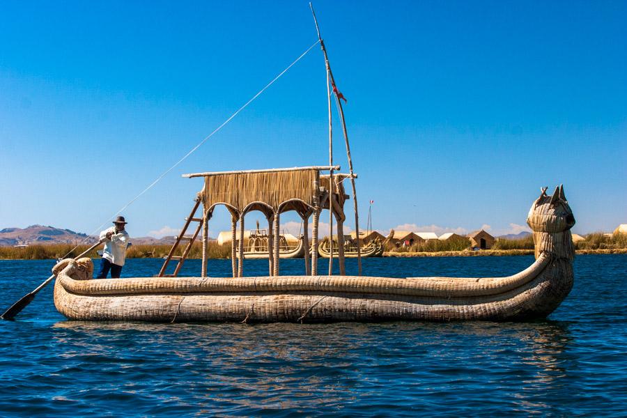 Embarcacion Indigena de la Comunidad Uros, Lago Ti...