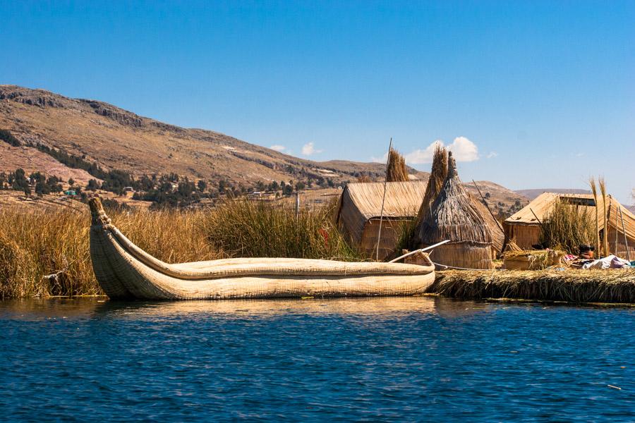 Embarcacion Indigena de la Comunidad Uros, Lago Ti...