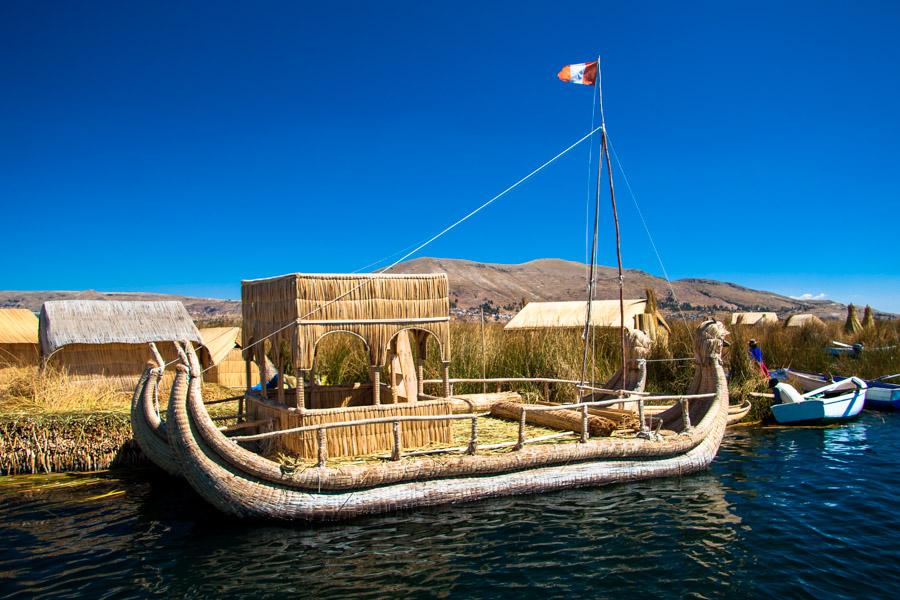 Embarcacion Indigena de la Comunidad Uros, Lago Ti...