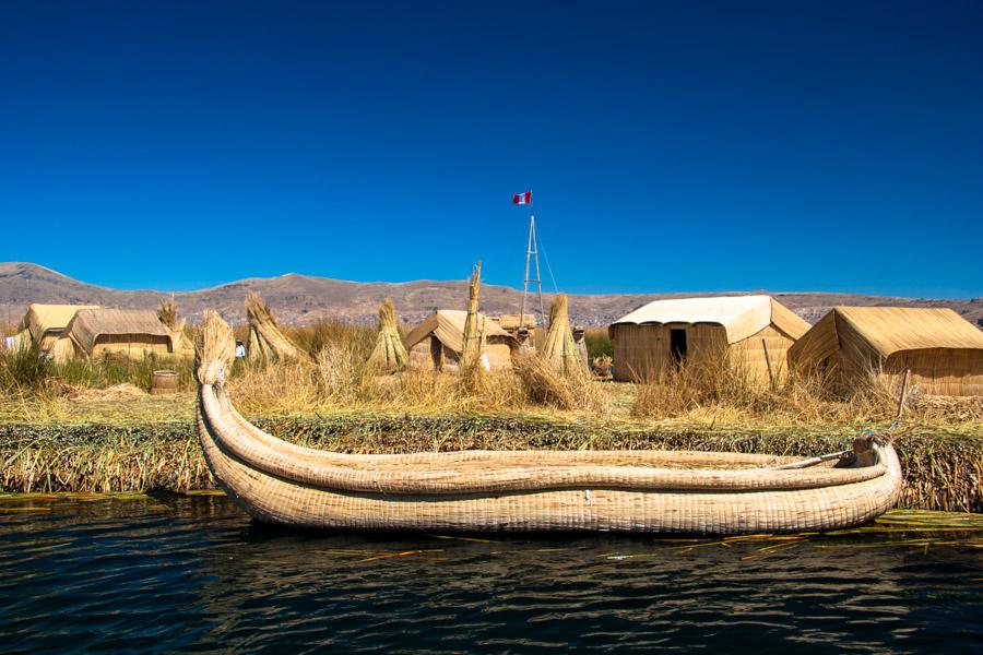 Embarcacion Indigena de la Comunidad Uros, Lago Ti...