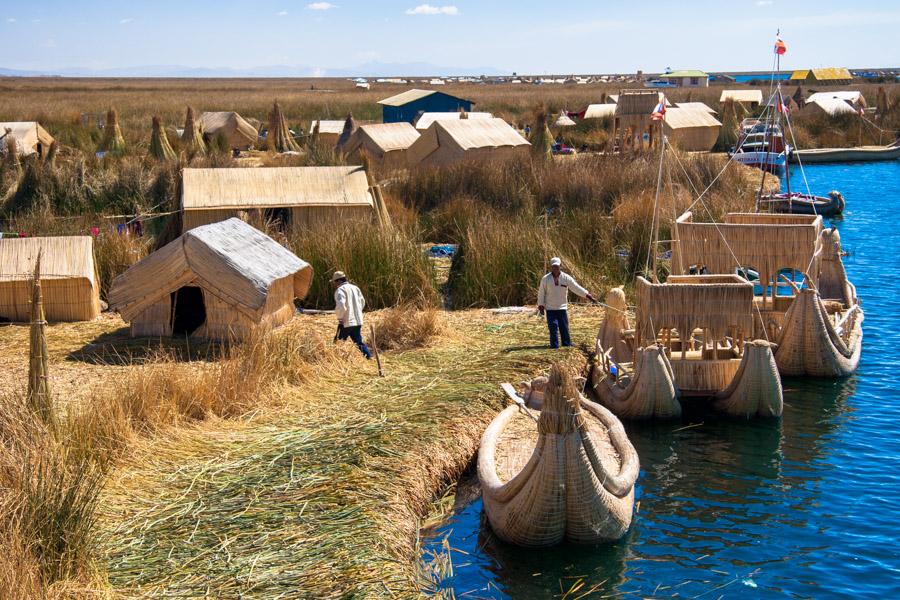 Embarcacion Indigena de la Comunidad Uros, Lago Ti...