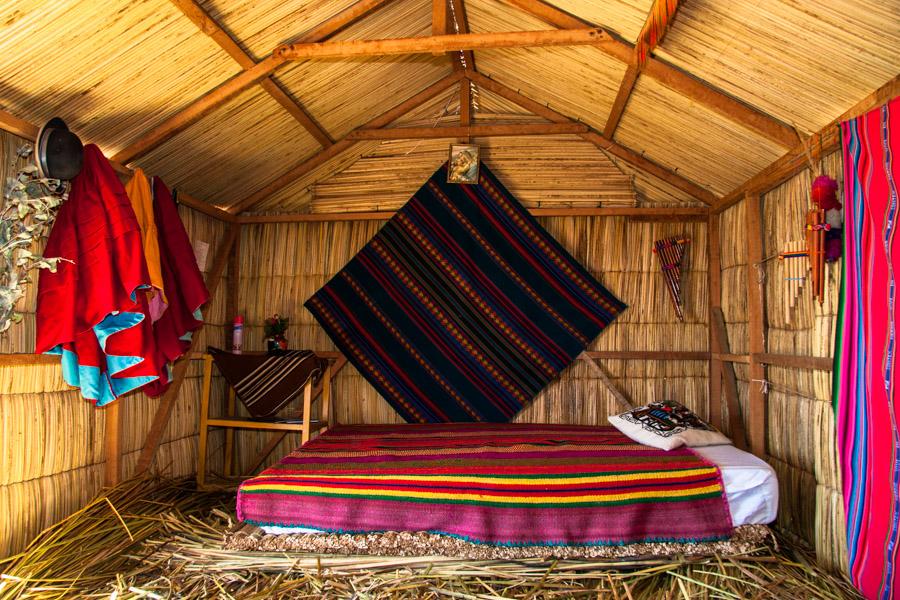 Interior Casa Indigena Hecha en Totora, Comunidad ...