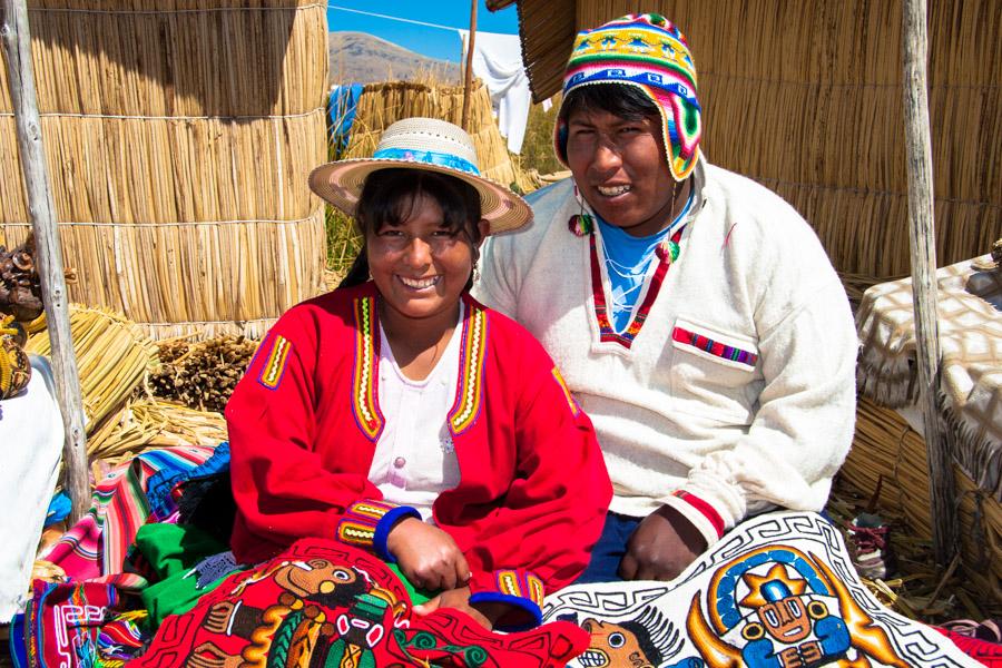 Pareja de Indigenas Comunidad Uros Departamento de...