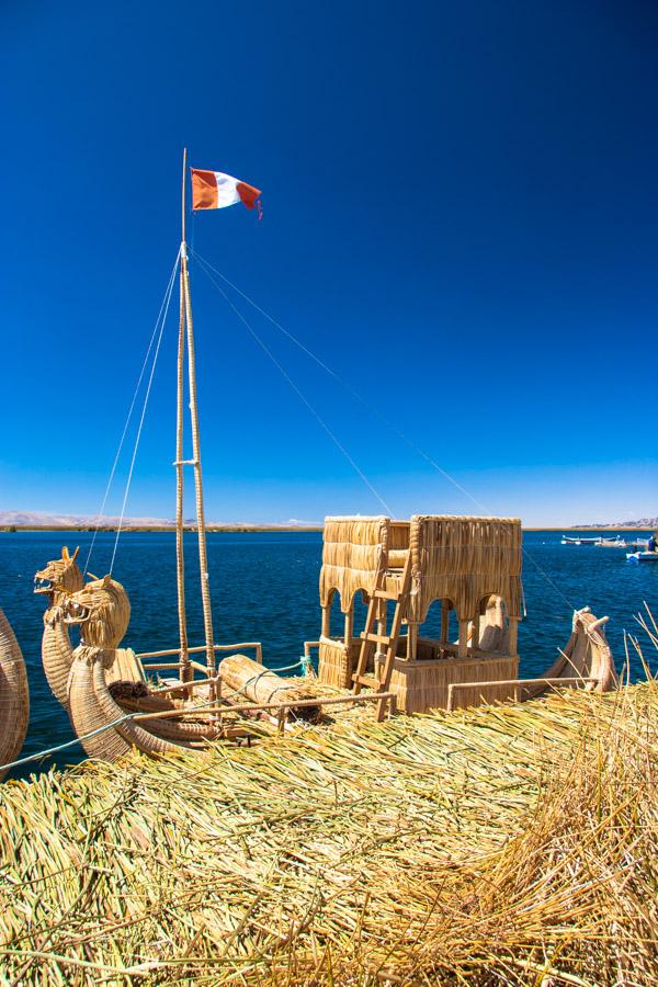 Embarcacion Indigena de la Comunidad Uros, Lago Ti...