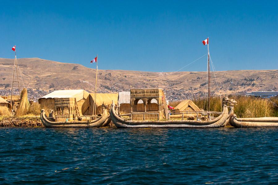 Embarcacion Indigena de la Comunidad Uros, Lago Ti...