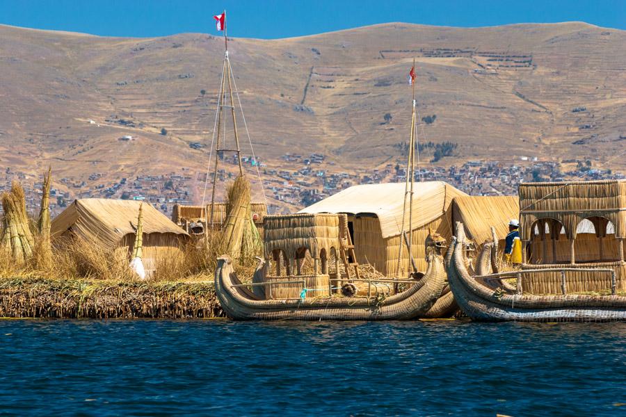 Embarcacion Indigena de la Comunidad Uros, Lago Ti...