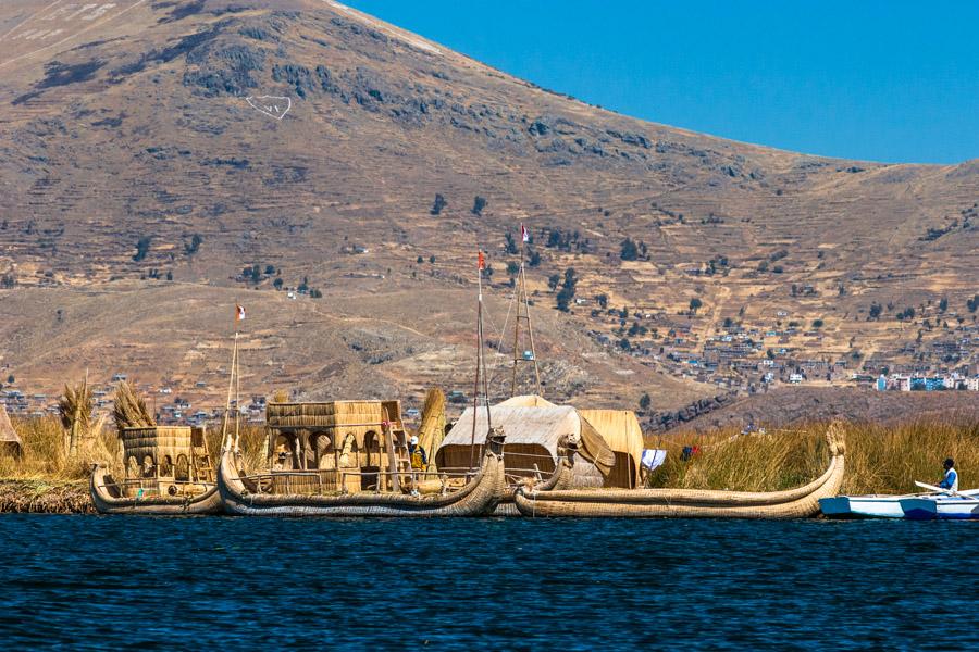 Embarcacion Indigena de la Comunidad Uros, Lago Ti...