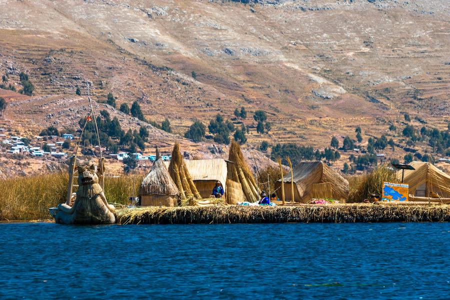 Embarcacion Indigena de la Comunidad Uros, Lago Ti...