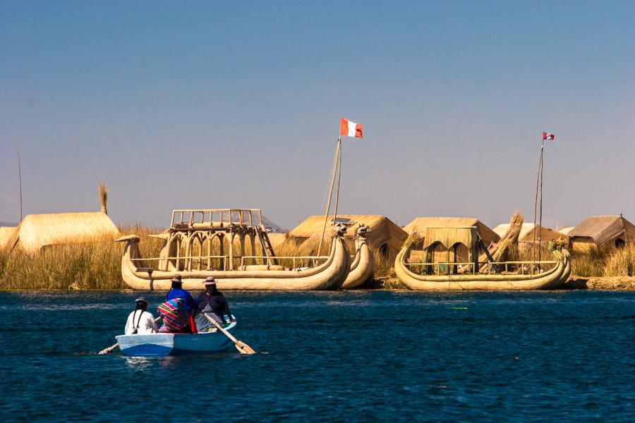 Embarcacion Indigena de la Comunidad Uros, Lago Ti...