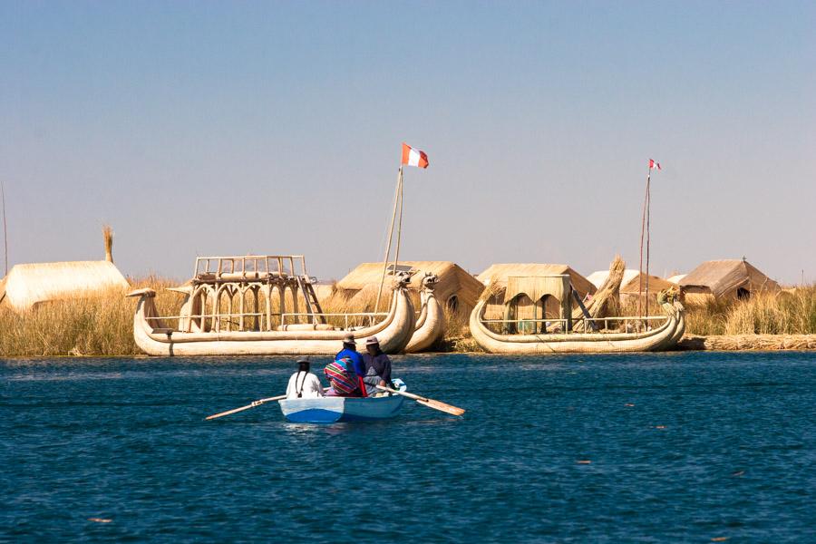 Embarcacion Indigena de la Comunidad Uros, Lago Ti...