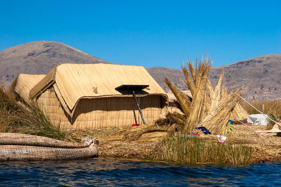 Casa Indigenas Hechas en Totora, Comunidad Uros, L...