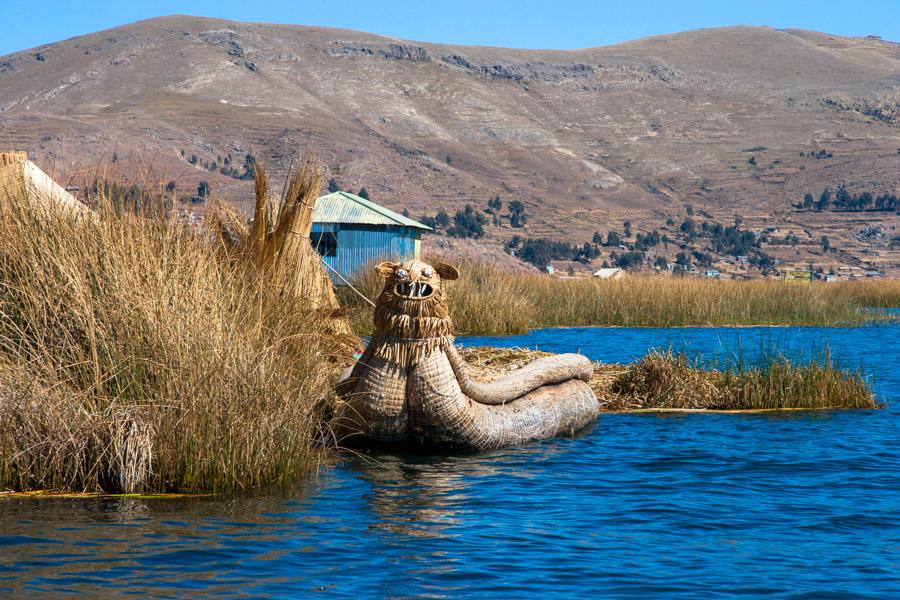 Embarcacion Indigena de la Comunidad Uros, Lago Ti...