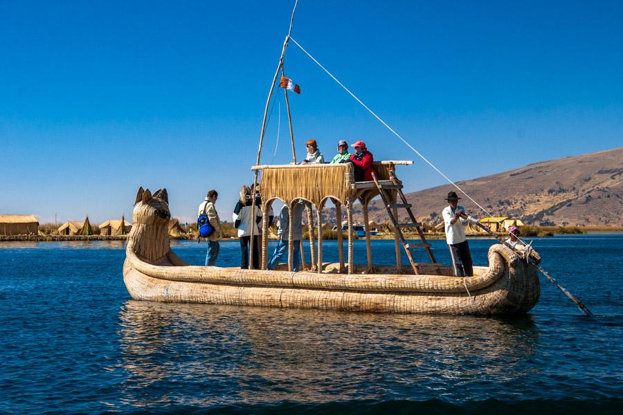 Embarcacion Indigena de la Comunidad Uros, Lago Ti...