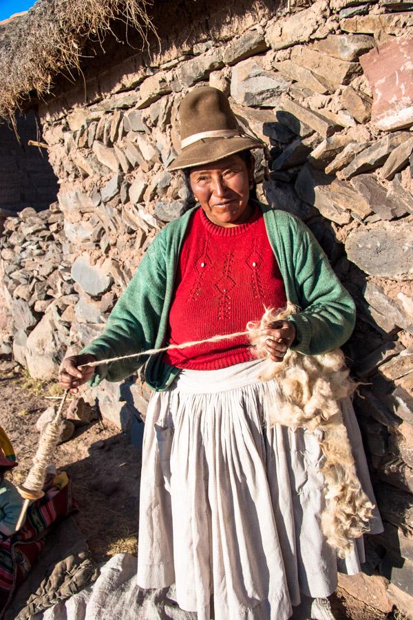 Mujer Indigena Hilando Puno Peru