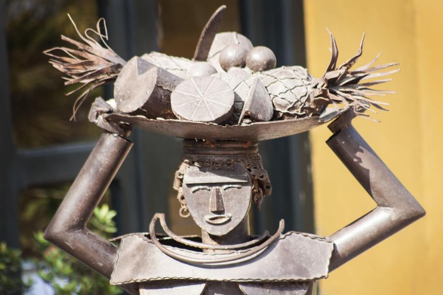 Escultura en Plaza San Pedro Claver, Cartagena, Bo...