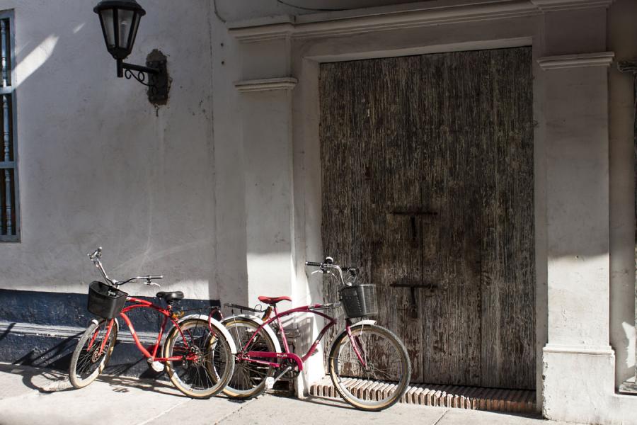 Bicicletas en la Ciudad Amurallada, Cartagena, Bol...