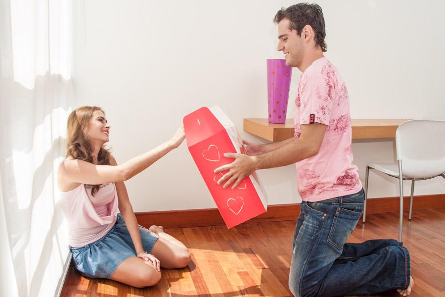 Hombre Entregando un Regalo a una Mujer