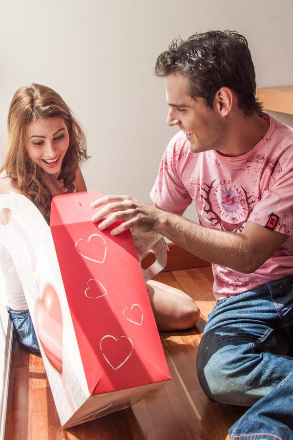 Mujer Recibiendo un Regalo de un Hombre