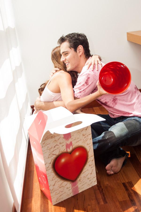 Pareja de Hombre y Mujer Abrazada Sonriendo