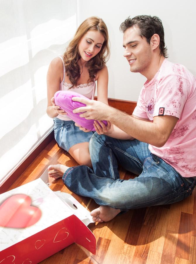 Mujer Recibiendo un Regalo de un Hombre