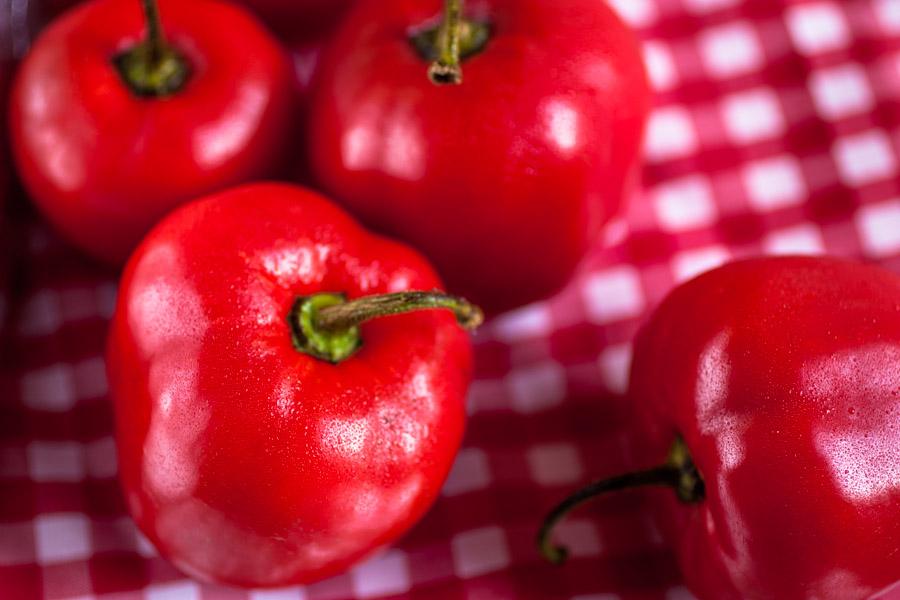 Ajies sobre un plato Rojo