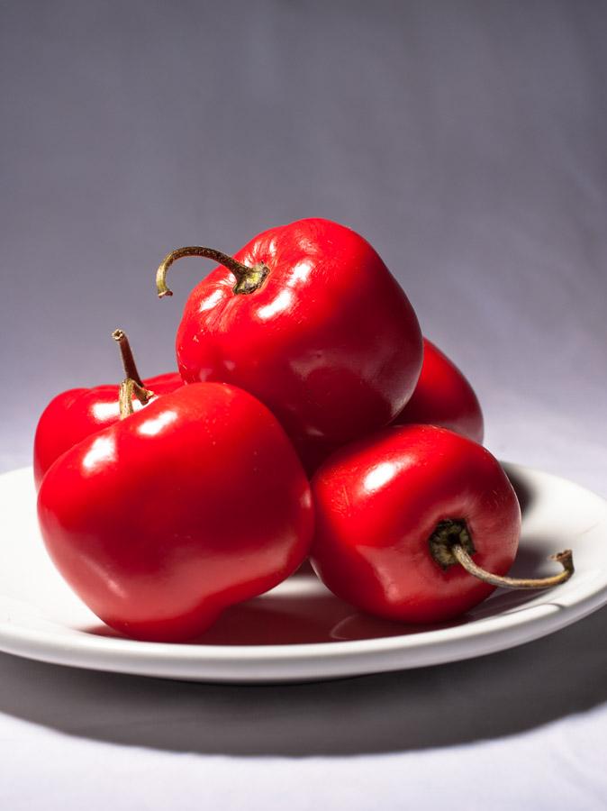 Ajies sobre un plato blanco