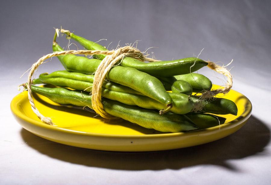 Habichuelas sobre un plato aMarillo