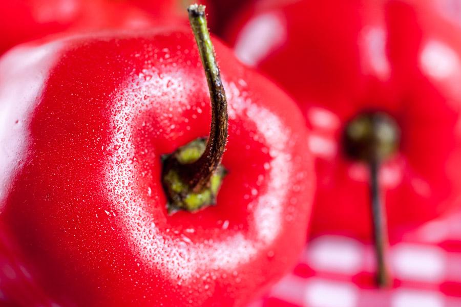 ajies sobre mantel Rojo