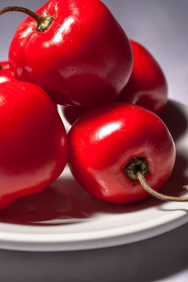 Ajies sobre un plato blanco