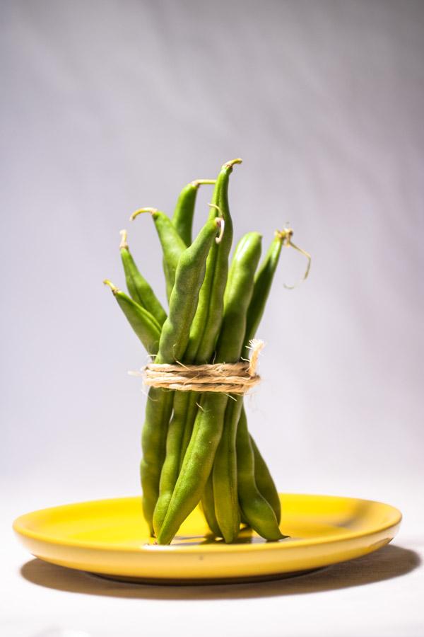 Habichuelas sobre un plato aMarillo