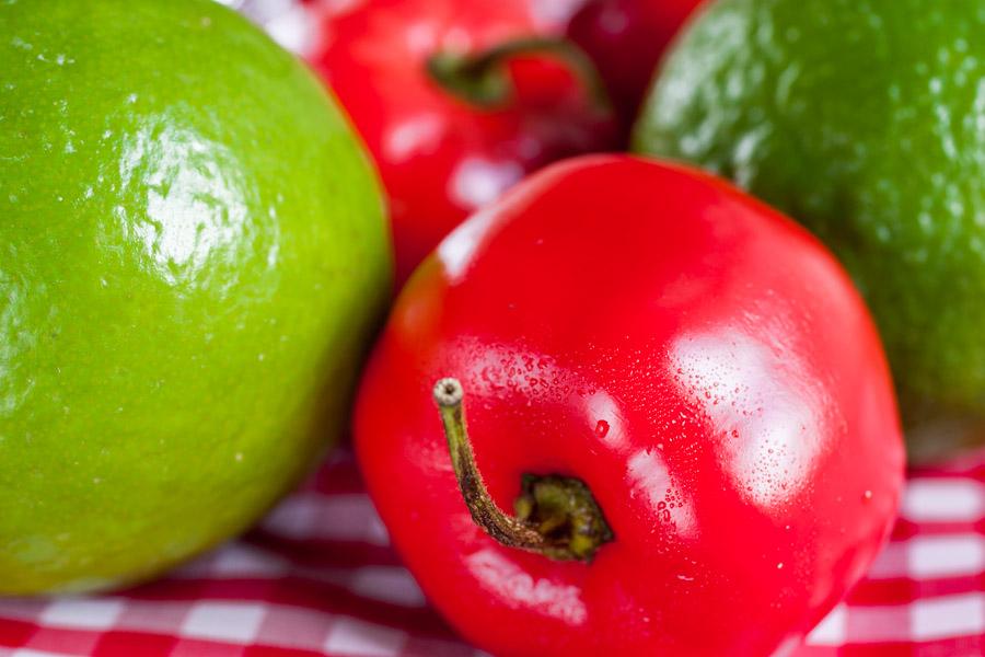 Ajies con Limones sobre un mantel de cuadros Rojos