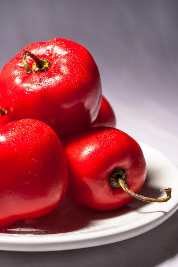 Ajies sobre un plato blanco