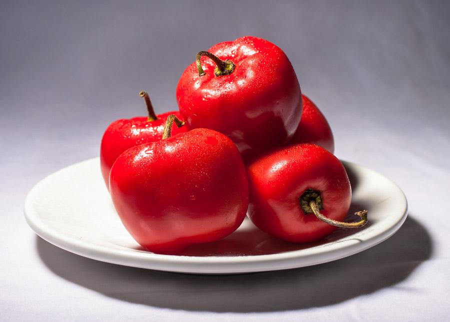 Ajies sobre un plato blanco