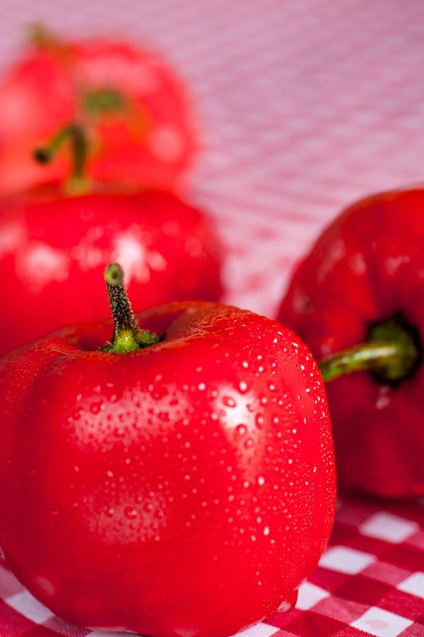 ajies sobre mantel Rojo